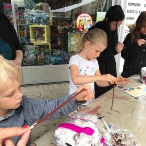 Børn laver tryllestave til Magisk Festival